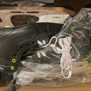 Stryker men’s ice skates